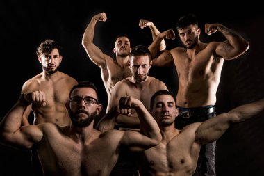 Dark Backgrou 'da poz veren Üstsüz Sporcu Kaslı Adam Grubu